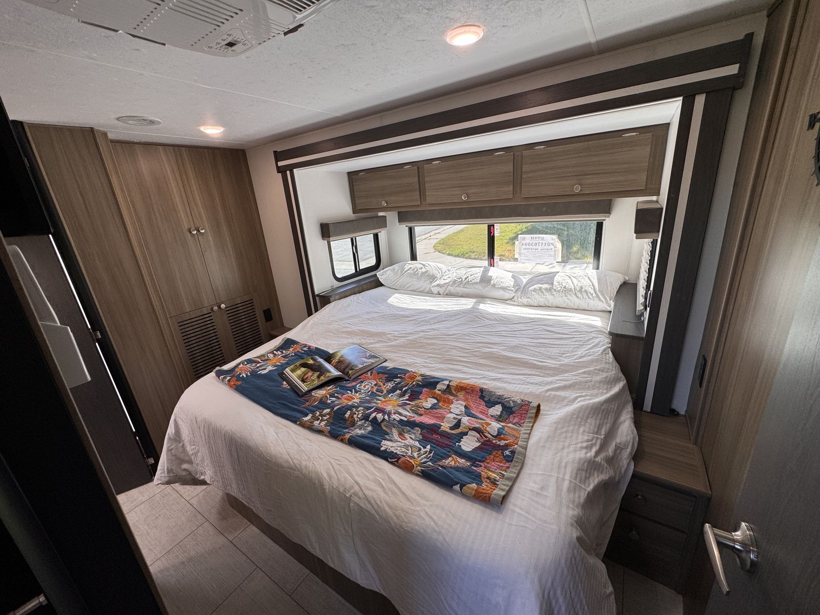 NEW 30KB -31 ft Coachmen Motorhome- Fully Stocked- KING bed- washer and dryer-  for Rent