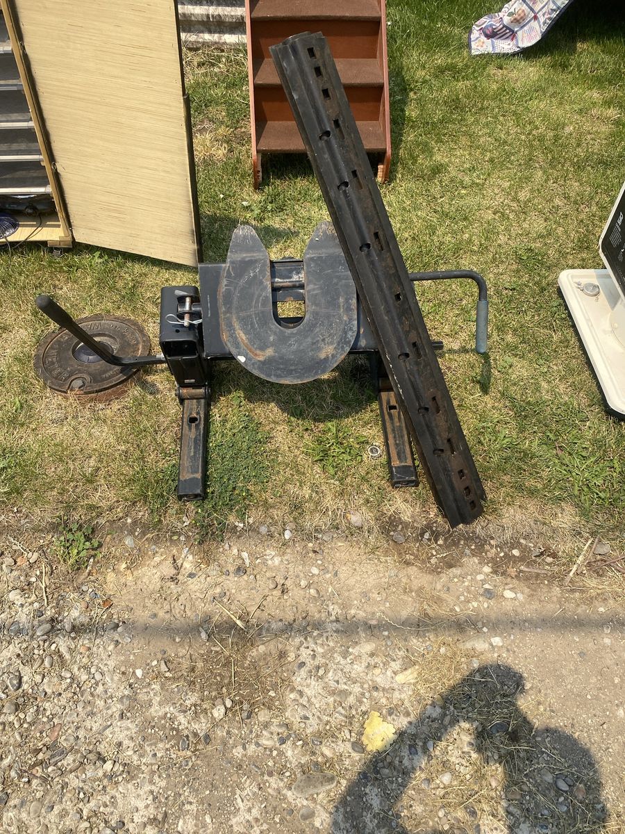 Fifth Wheel Trailer Hitch - Heavy Duty Towing Equipment