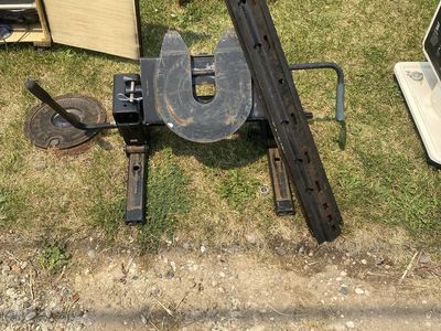 Fifth Wheel Trailer Hitch - Heavy Duty Towing Equipment