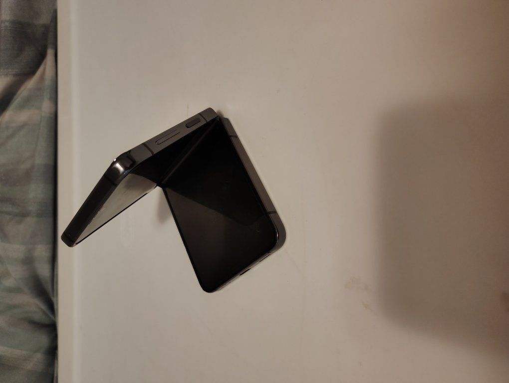 Samsung Z Flip 5 damaged