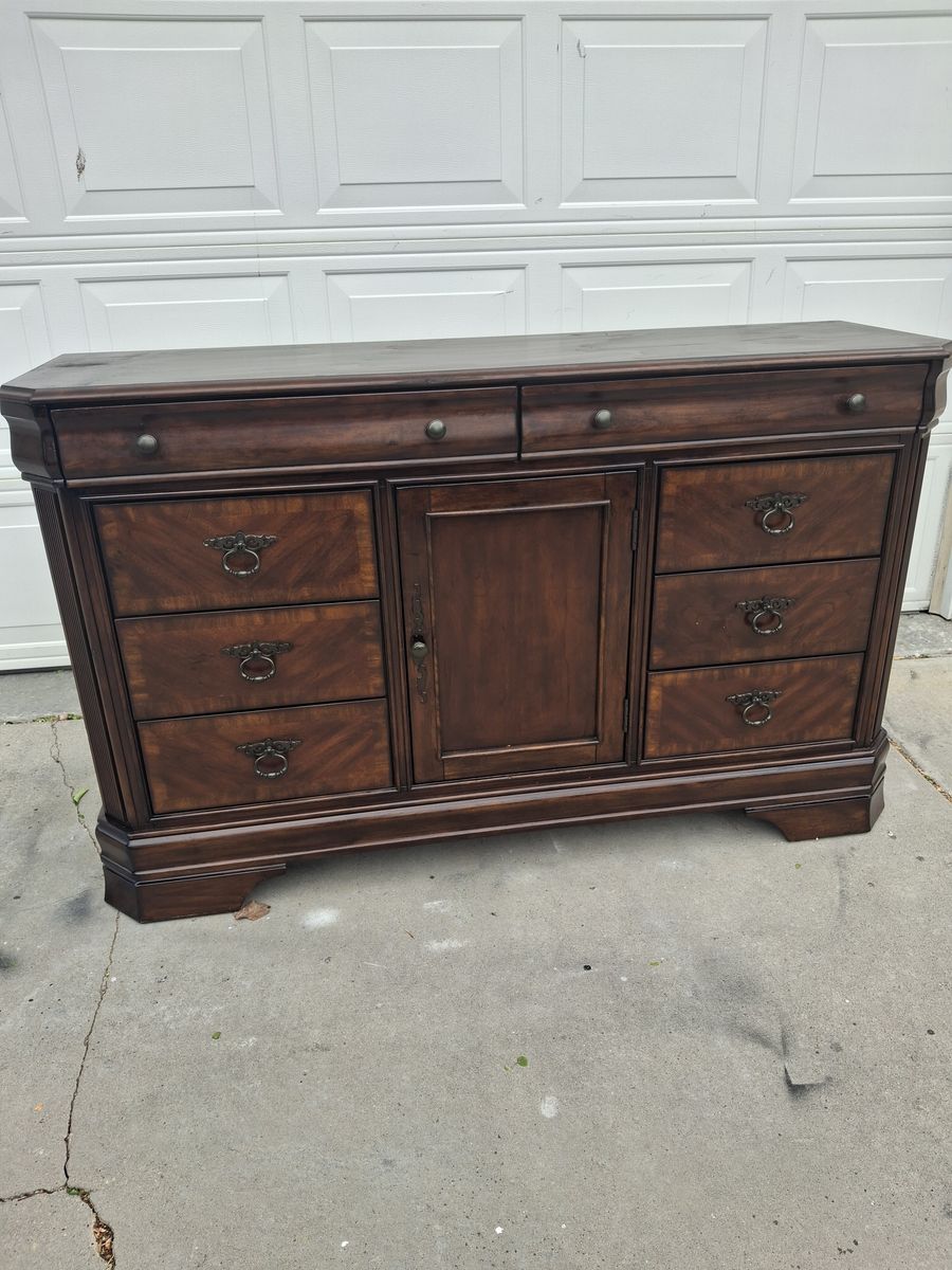 real wood 8 drawers dresser/jj