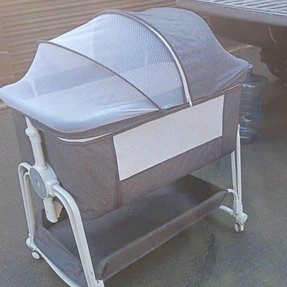Portable Crib/Baby Bassinet On Wheels With Storage Basket & Removable Cover