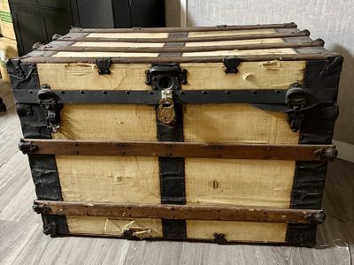 Antique steamer trunk/chest