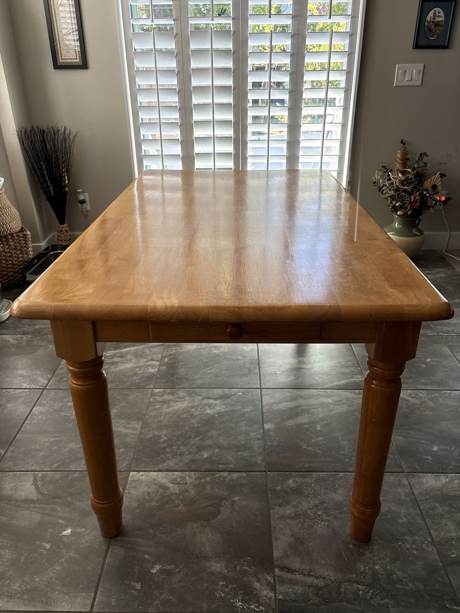 Wooden Dining Table with Turned Legs and Glossy Finish