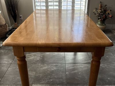 Wooden Dining Table with Turned Legs and Glossy Finish