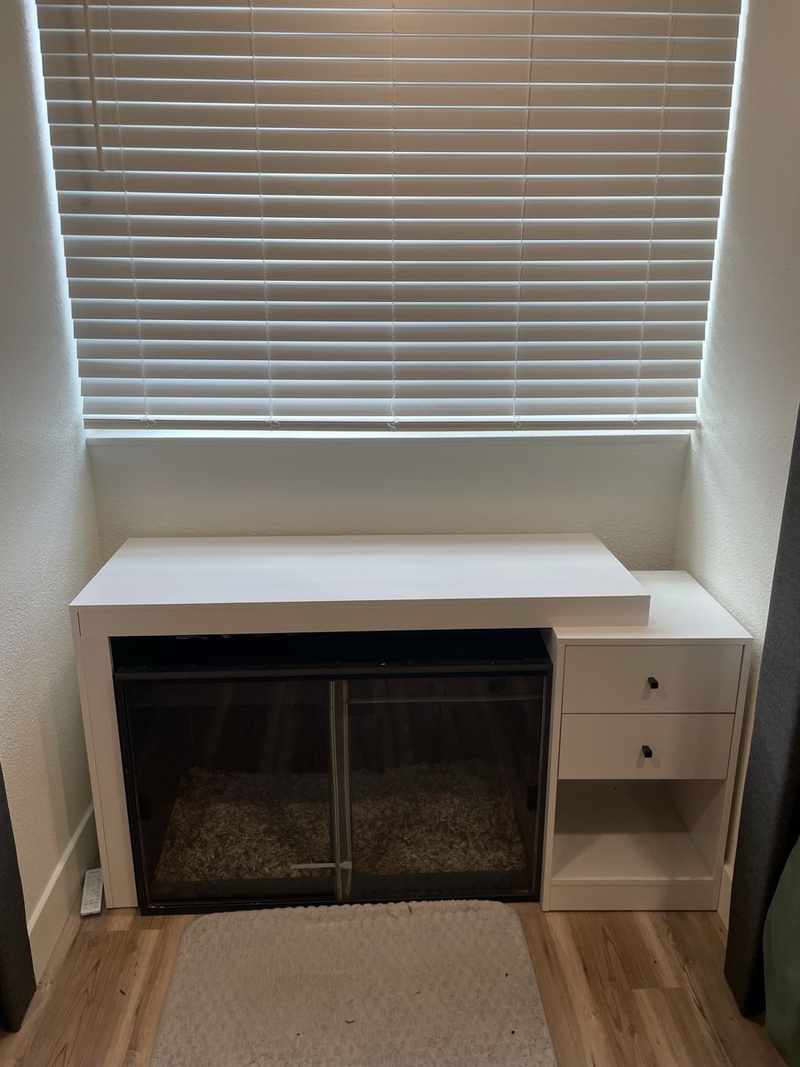 White desk with drawers