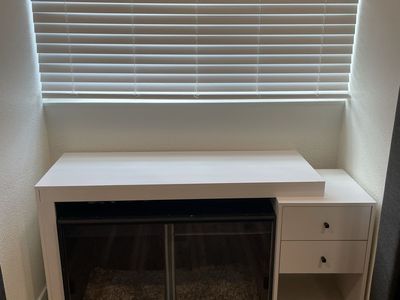 White desk with drawers