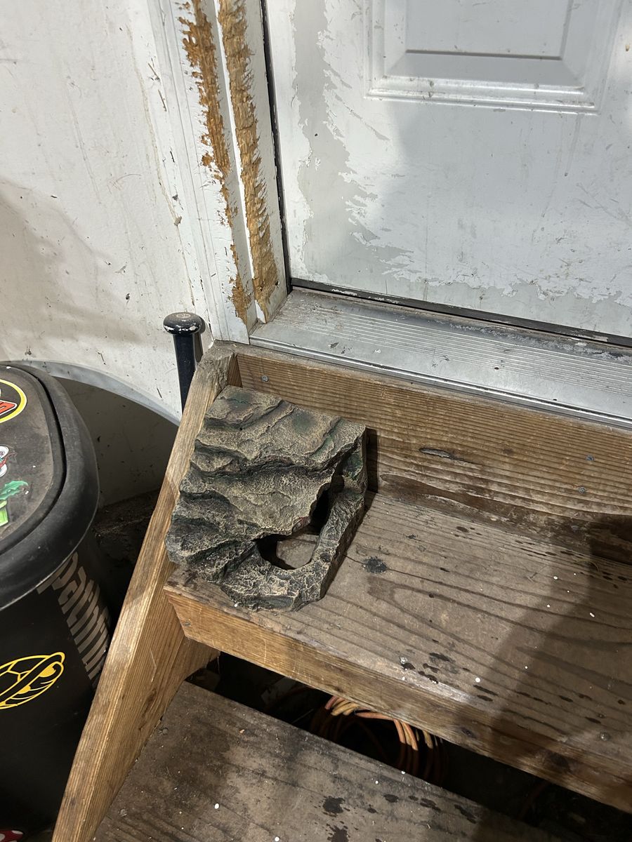 Corner hide 