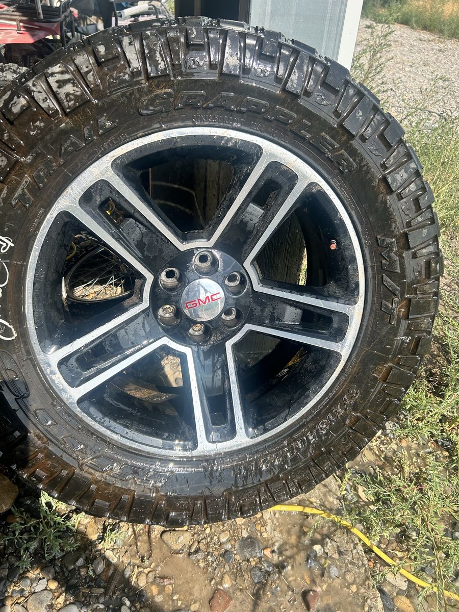 Set of 4 GMC Wheels with Nitto Trail Grappler M/T Tires 37x13.50R22LT