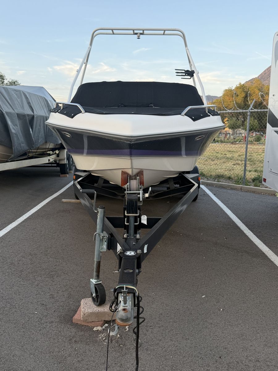 1999 Tige 22V Wakeboard Boat – V drive Solid Motor