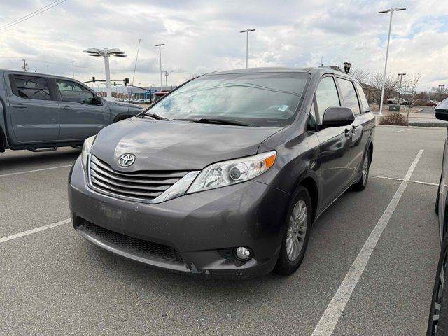 2013 TOYOTA SIENNA XLE 8-Passenger