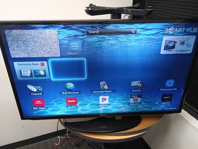 Samsung 46-inch Smart LED TV with Smart Hub, Model UN40J5200AF, Full HD 1080p