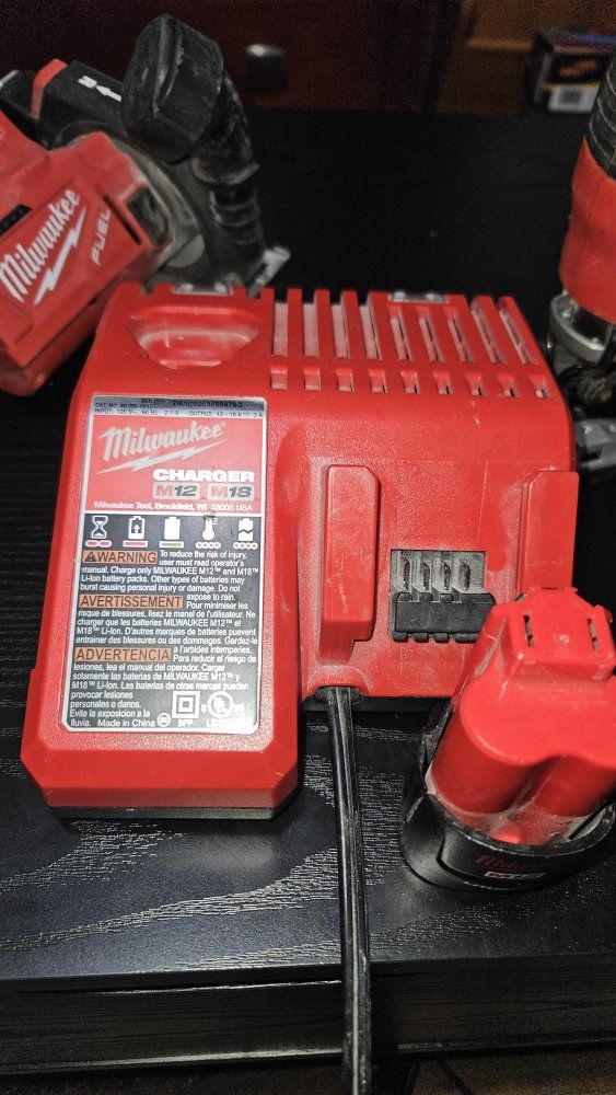 Milwaukee M12/M18 Cordless Tools Combo Kit - Jigsaw, Cut off tool, Charger, Battery