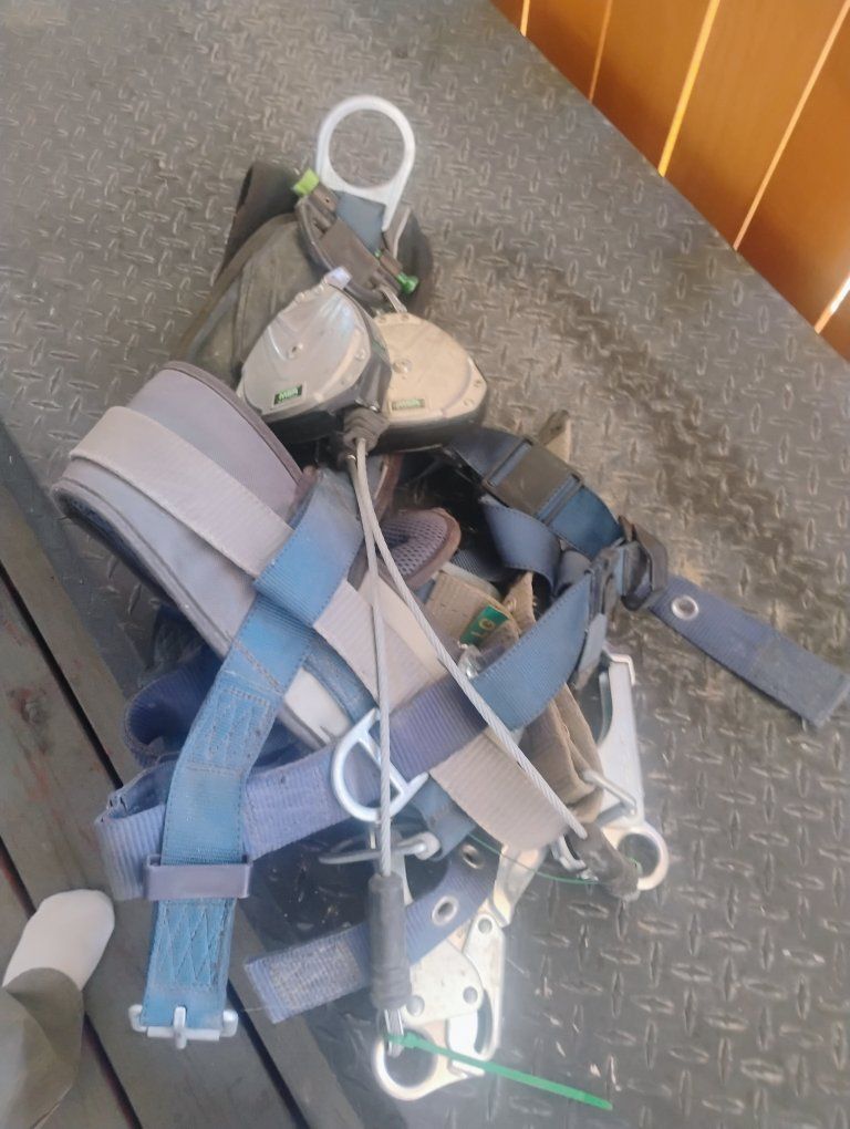 3M Sala Full Body Safety Harness Medium with Self-Retracting Lifelines