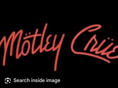 MOTLEY CRUE - Front row center stage