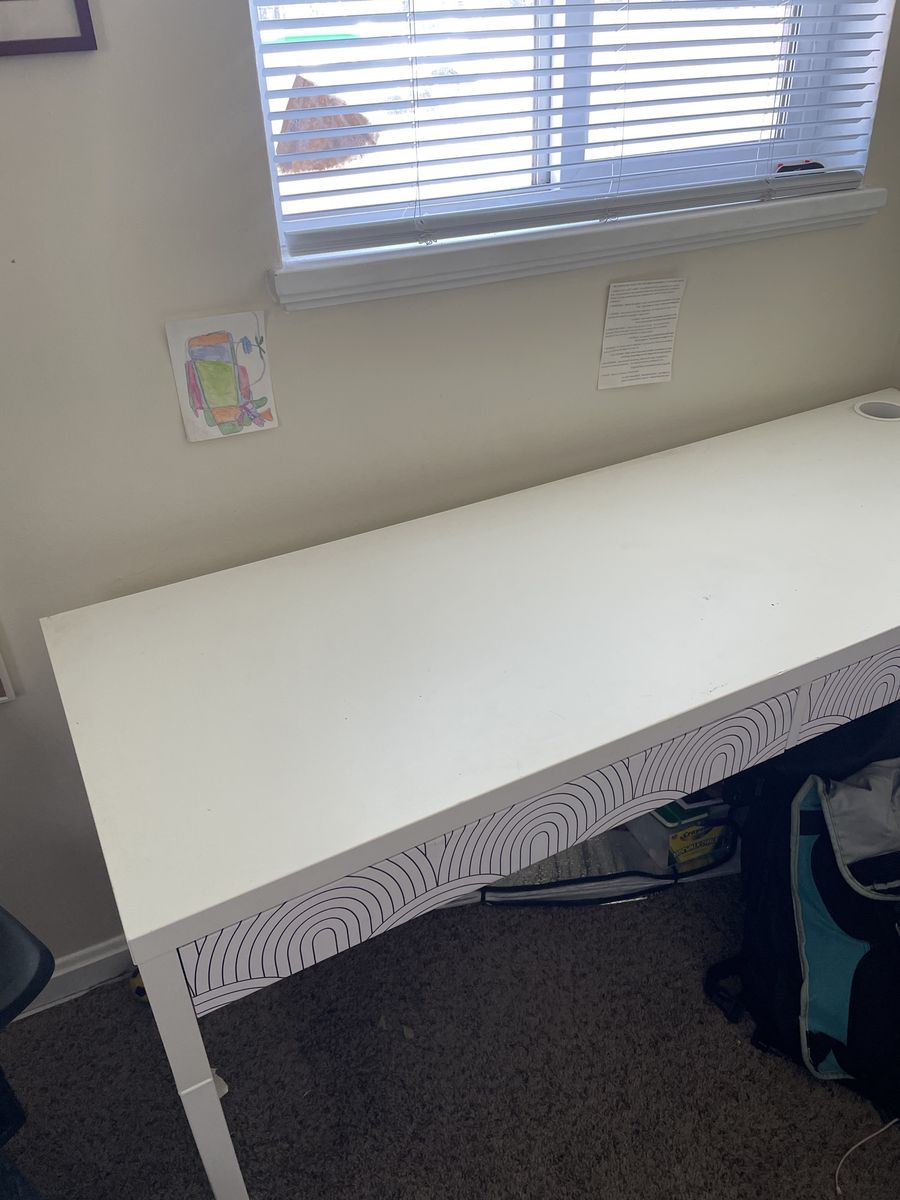 White desk with drawers