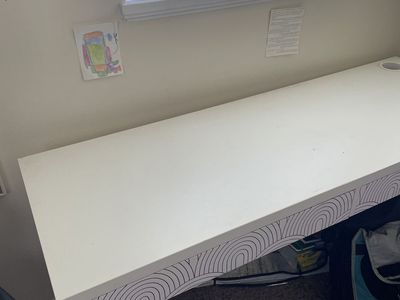 White desk with drawers