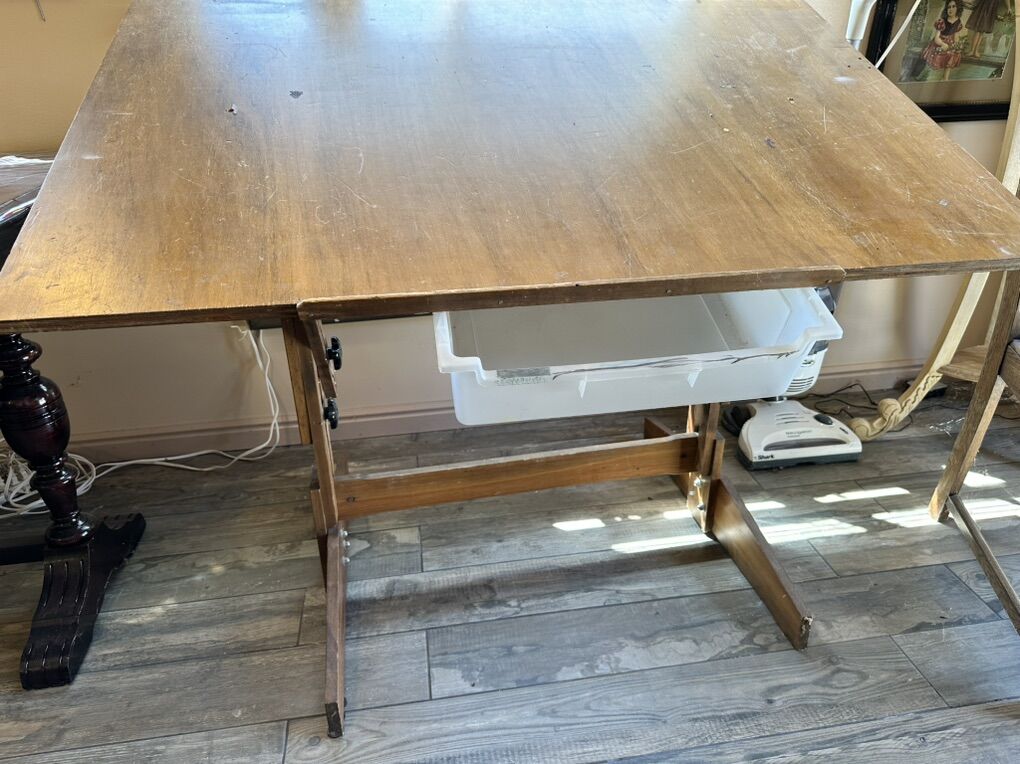 Height Adjustable Drawing Or Drafting table