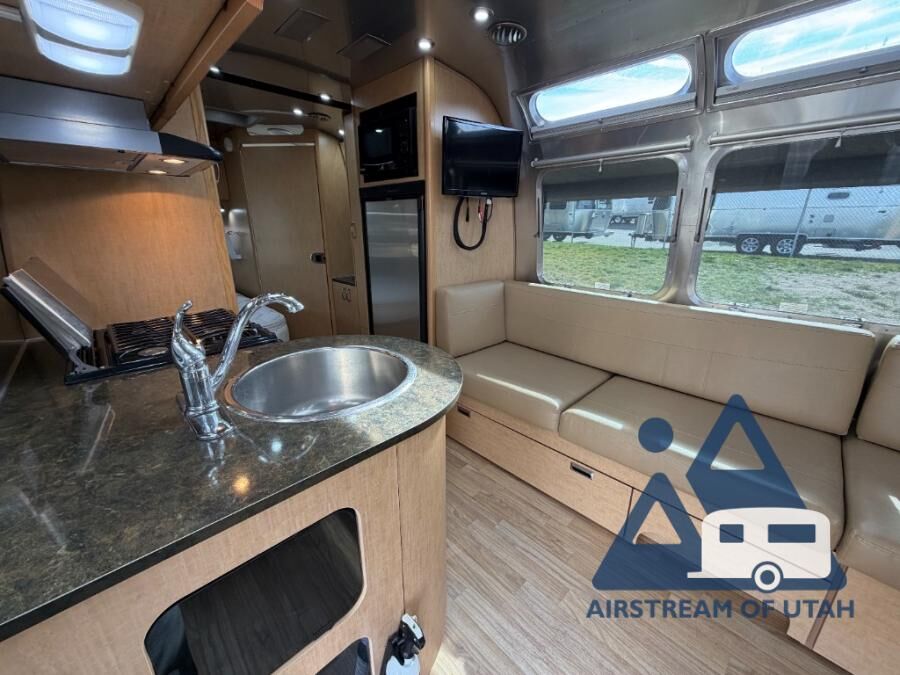 Pristine 2017 Airstream Flying Cloud 23D - Easy to Tow w/ Upgrades