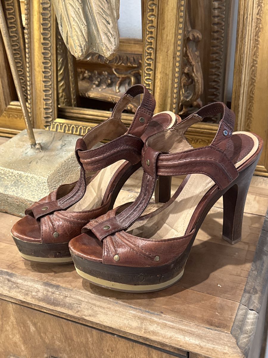 FRYE platform Leather T-strap 4 1/2 Heels