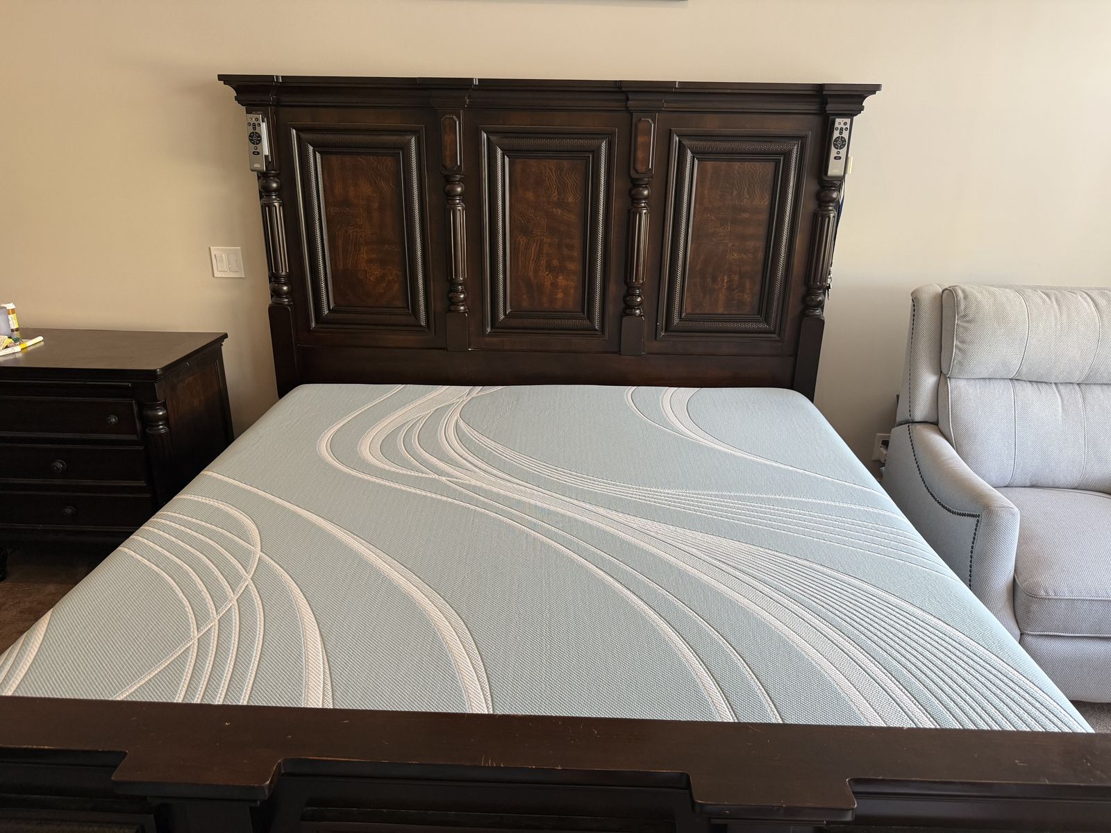 TEMPUR-Pedic Luxe Adapt 2.0 13” Medium Hybrid King Size Mattress with ProSmart Adjustable Base