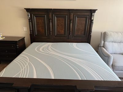 TEMPUR-Pedic Luxe Adapt 2.0 13” Medium Hybrid King Size Mattress with ProSmart Adjustable Base