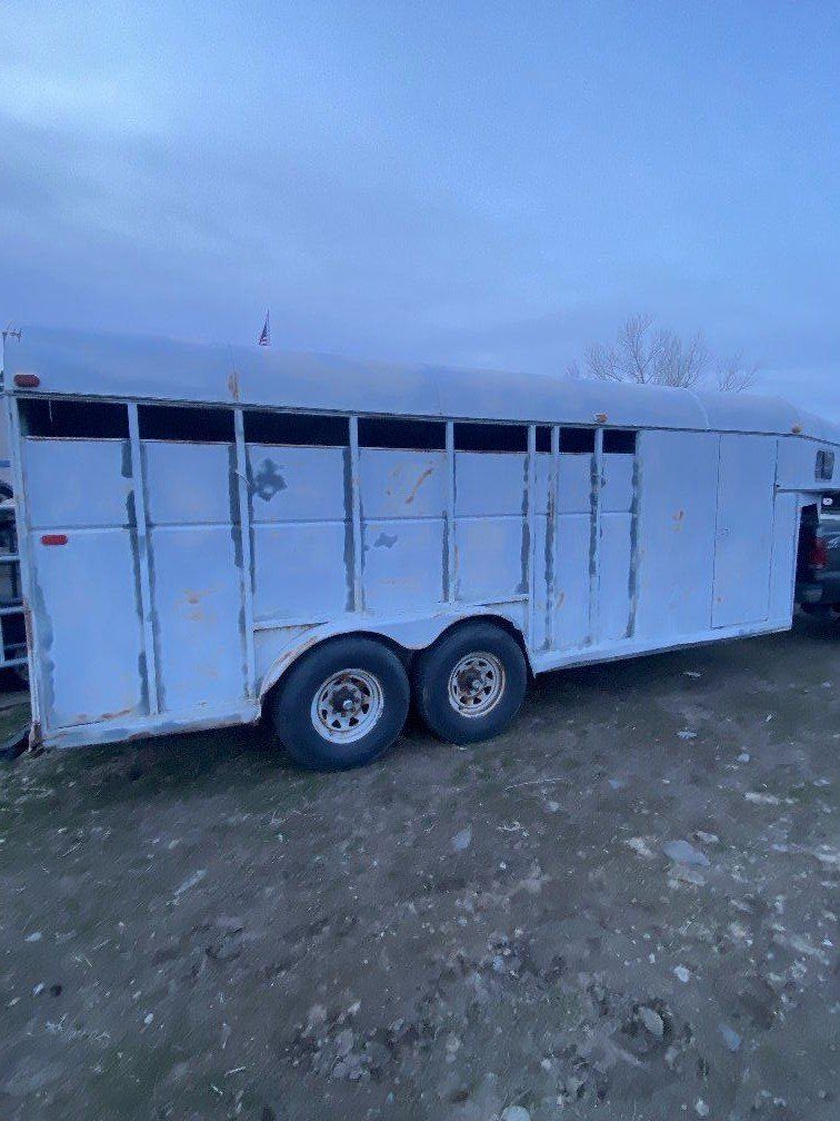 Nice heavy duty gooseneck four horse trailer with