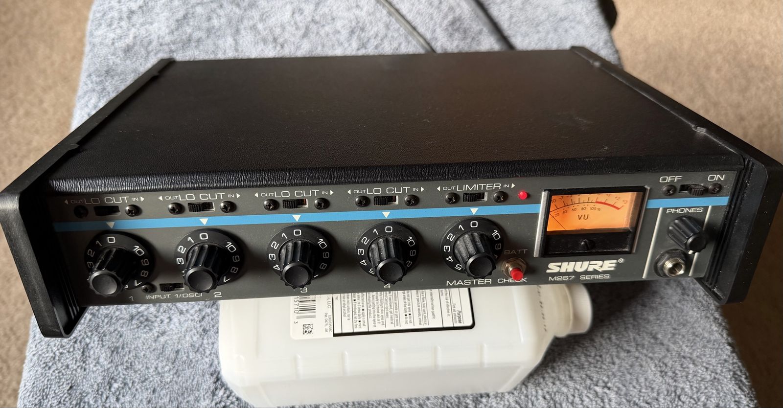 Shure M267 Series Professional Microphone Mixer VU Meter