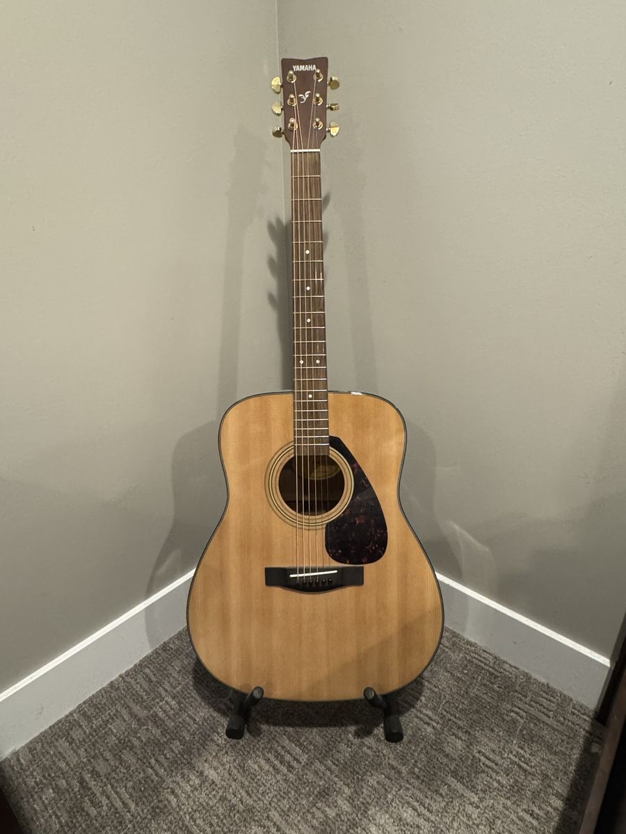 Yamaha F335 acoustic guitar (with stand, capo, and