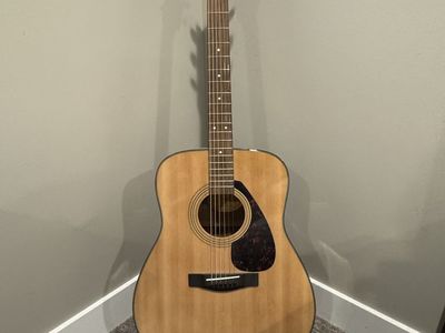 Yamaha F335 acoustic guitar (with stand, capo, and