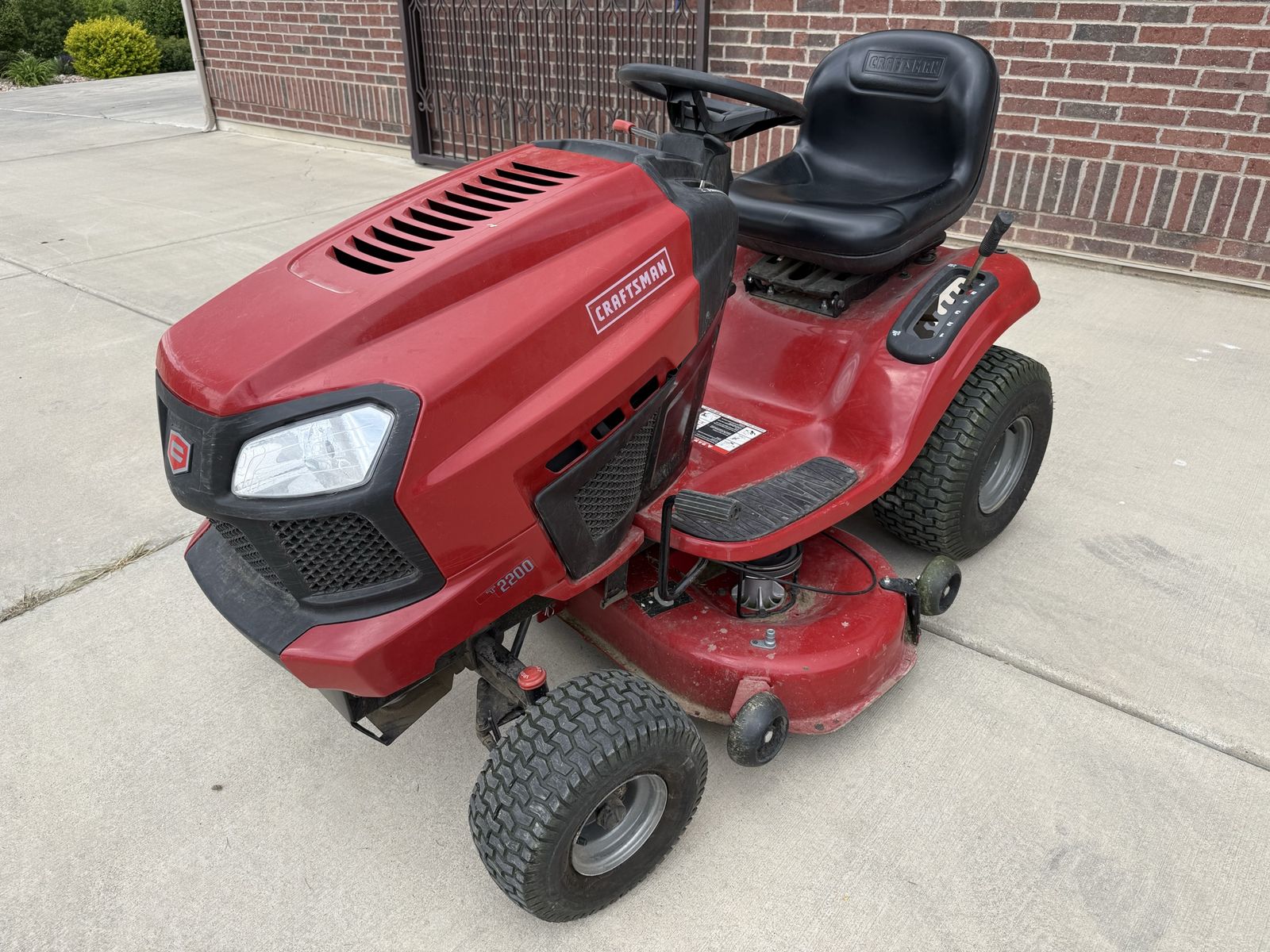 Craftsman T2200 Riding Lawn Mower – Excellent Condition