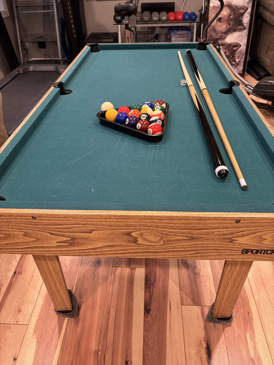 SPORTCRAFT 5 Foot Billiard Pool Table (60 x 30”) with Pool Cues, Balls, and Triangle $125 OBO