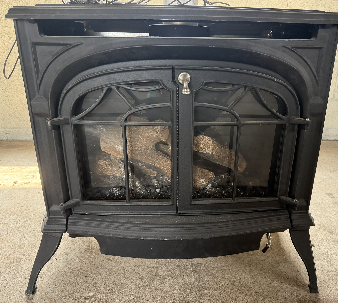 Vermont Castings Radiance Direct-Vent Gas Stove – Cast Iron Heater + Remote
