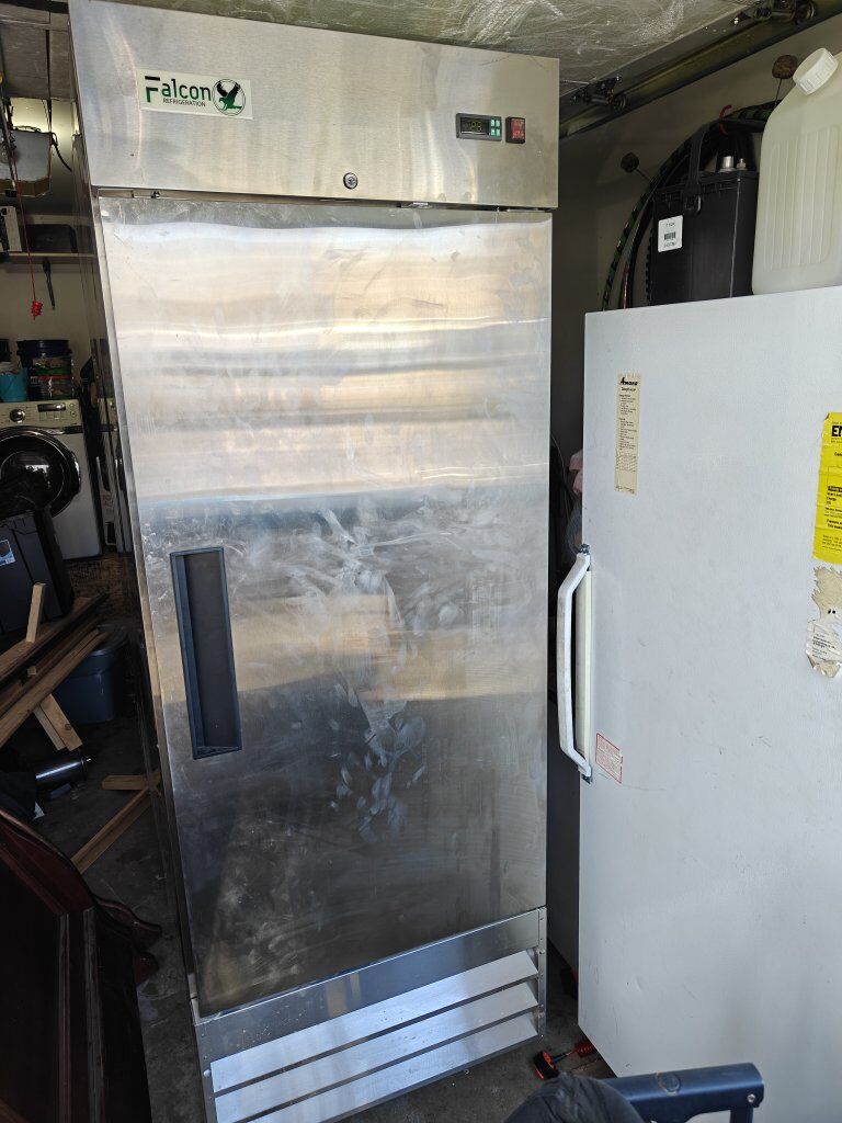 27 cubic ft single door stand up freezer