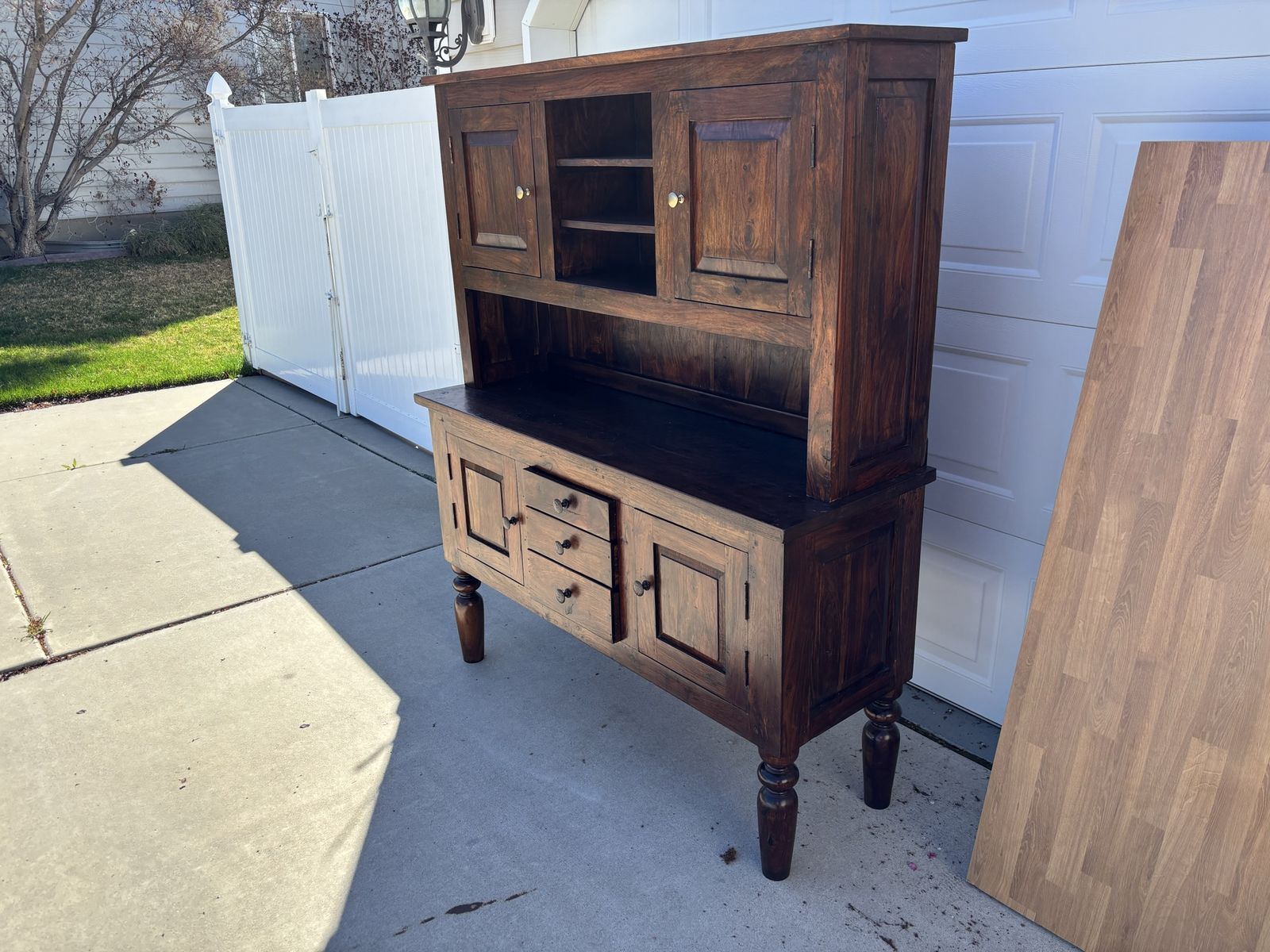 Great and sturdy hutch