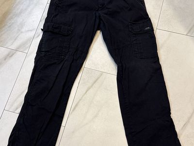 Wrangler relaxed fit black cargo pants size 32 x 30