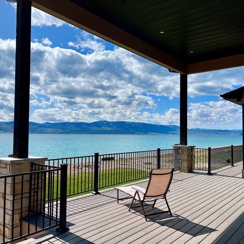 *Beachfront vacation home at BEAR LAKE (6BR/6BR)* Vacation rental perfect for 2-3 families. Boat ramp. 18 guests max.