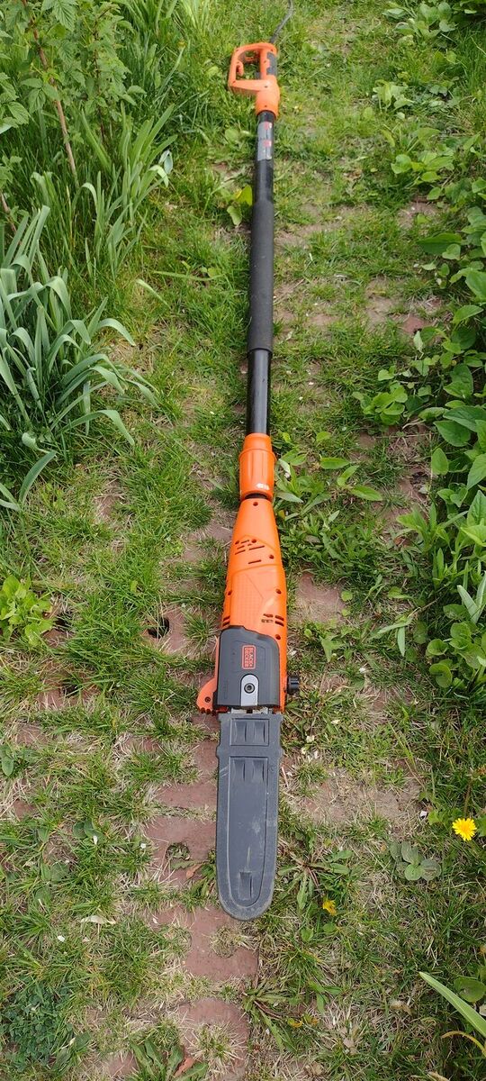 Black & Decker 10in 6.5 amp corded pole saw with automatic oiler. Pole saw