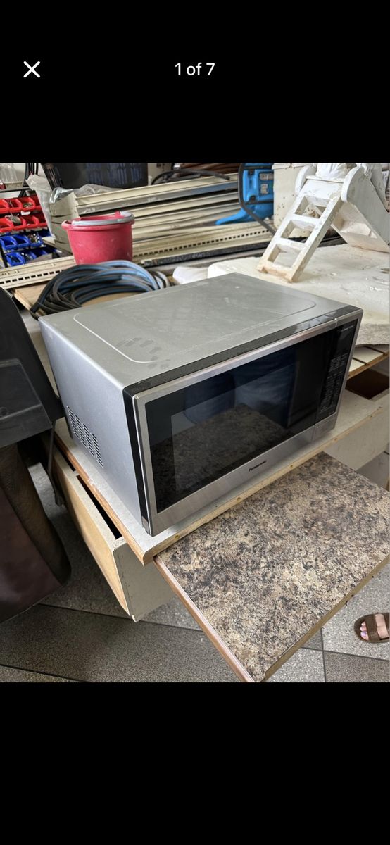 Panasonic Genius Sensor 1100W Microwave — Clean, Works Great