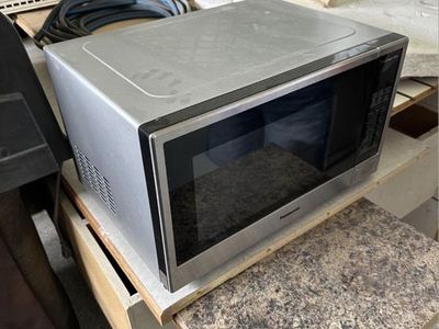 Panasonic Genius Sensor 1100W Microwave — Clean, Works Great