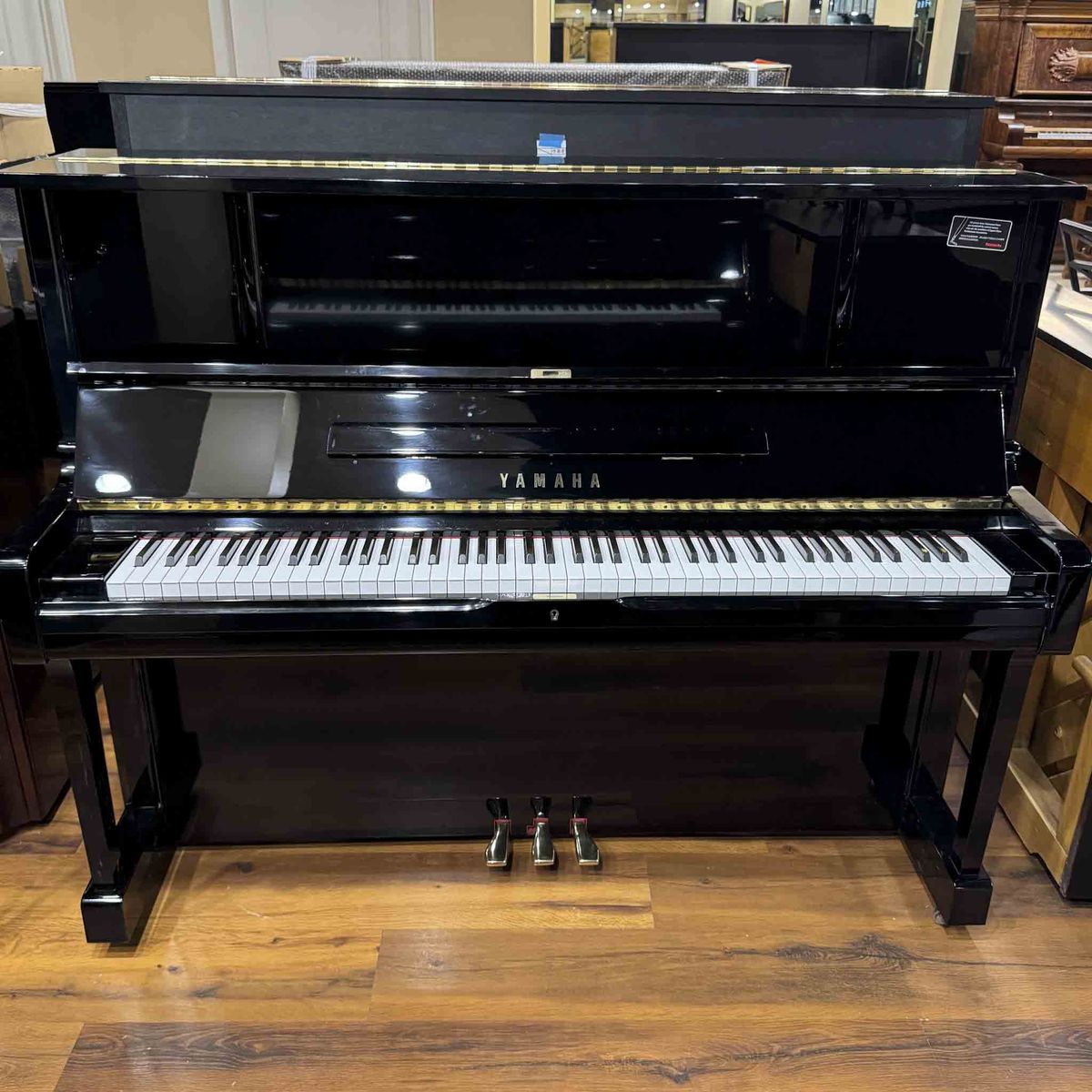 LIKE NEW YAMAHA UPRIGHT PIANO