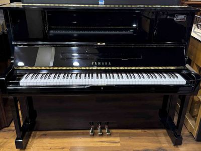 LIKE NEW YAMAHA UPRIGHT PIANO