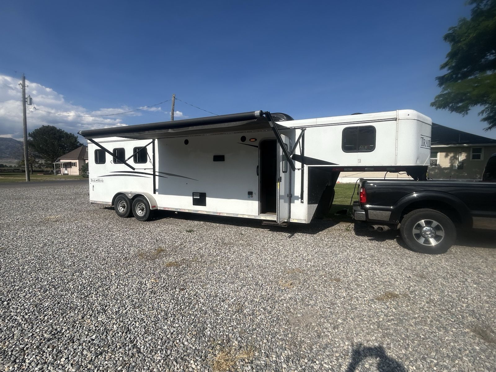 Trail Hand Gooseneck Horse Trailer with Living Quarters