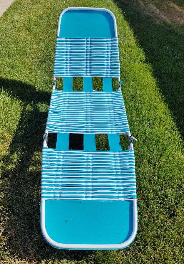 Vintage Tri-Fold Jelly Tubed Chaise Lawn Lounge Chair – Retro Patio/Pool Chair - Blue & White