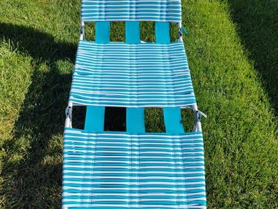 Vintage Tri-Fold Jelly Tubed Chaise Lawn Lounge Chair – Retro Patio/Pool Chair - Blue & White