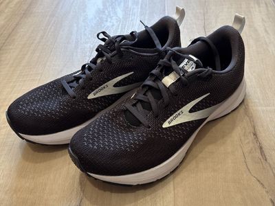 Brooks Revel 4 Womens Size 8.5