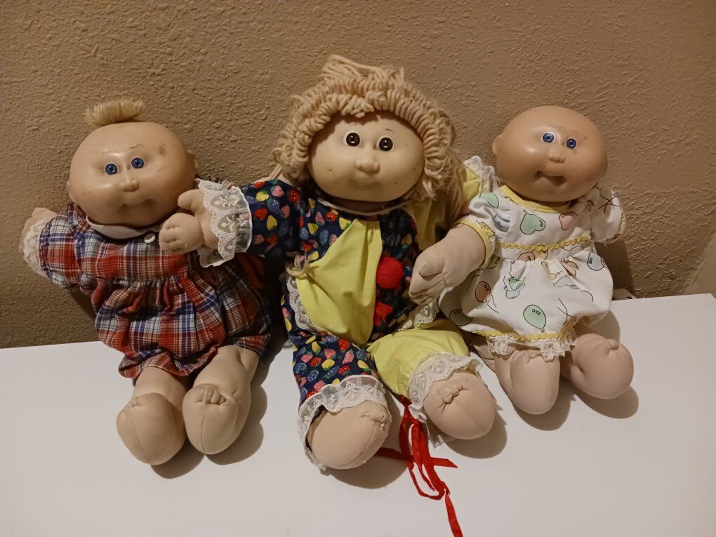 vintage 1980s Cabbage Patch dolls
