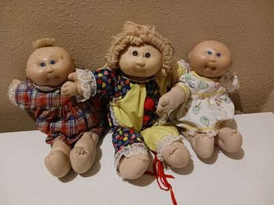 vintage 1980s Cabbage Patch dolls