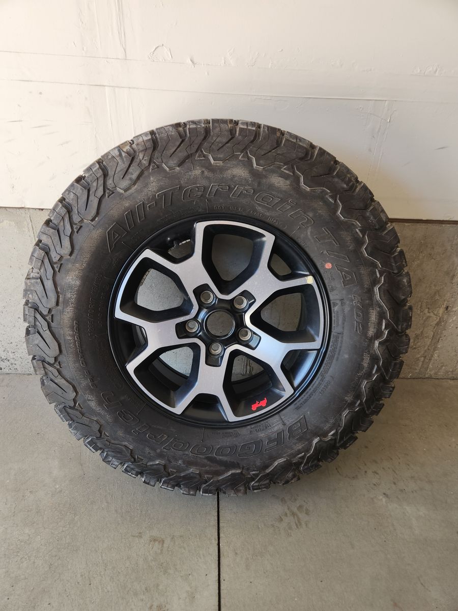 Jeep JL Rubicon wheel and tire