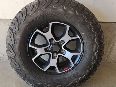 Jeep JL Rubicon wheel and tire